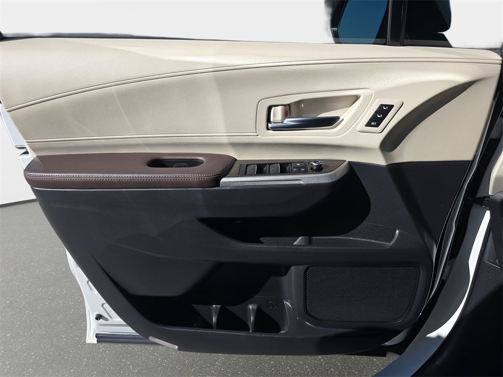 Used 2022 Toyota Sienna Platinum image 32