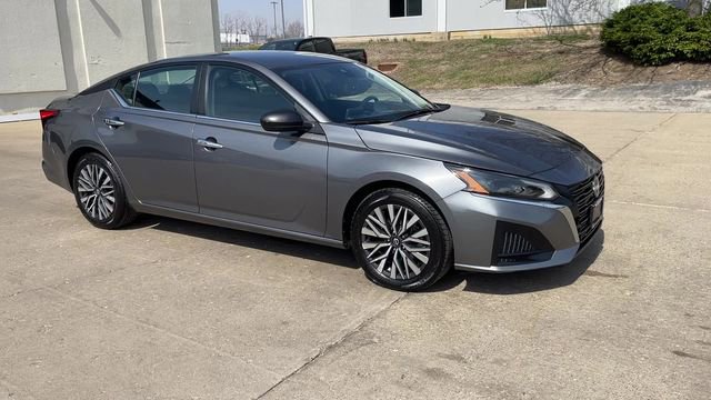 Used 2024 Nissan Altima 2.5 SV FWD image 2