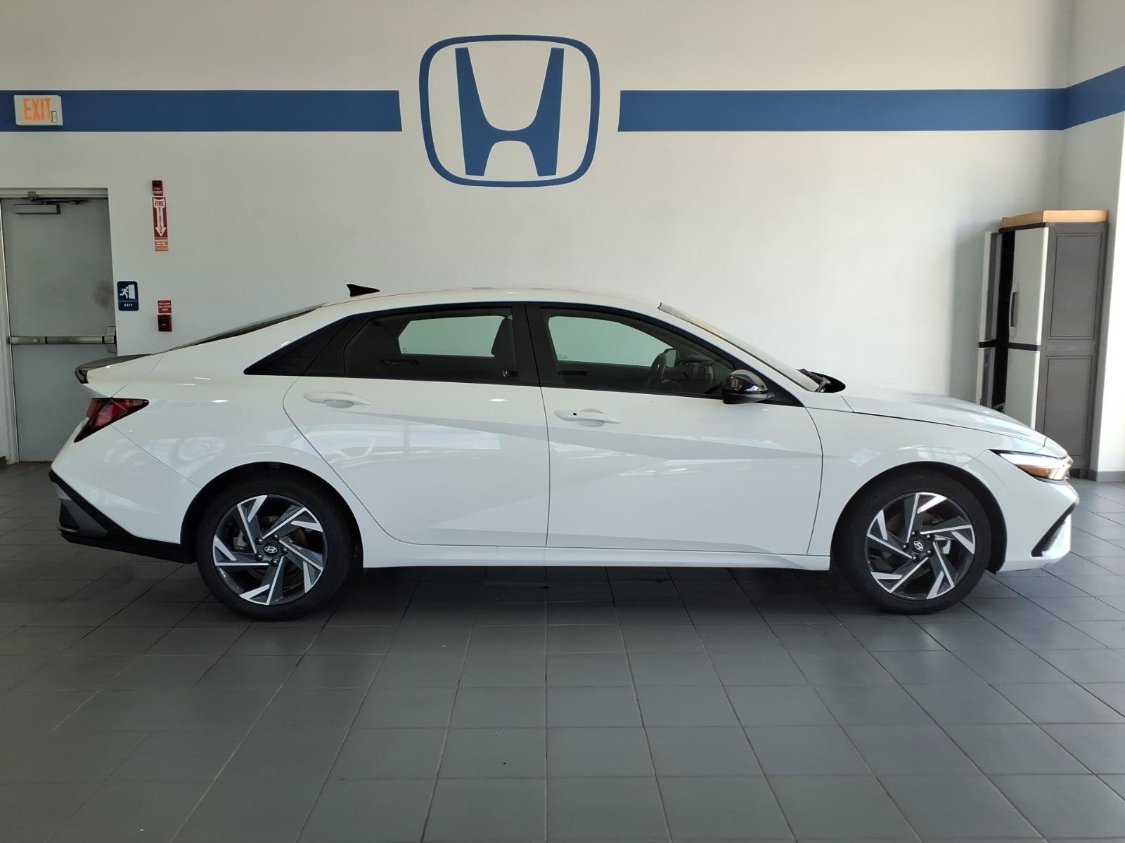 Certified 2025 Hyundai Elantra Sport w/ Cargo Package FWD image 4
