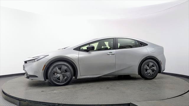 Used 2023 Toyota Prius LE FWD image 3