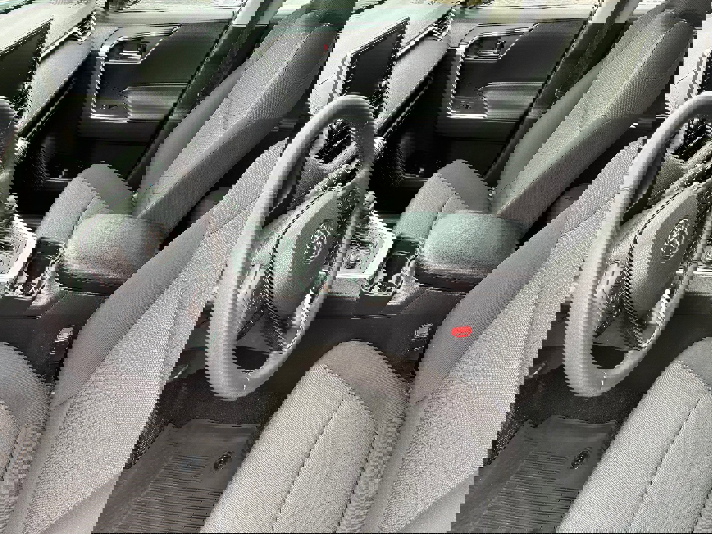 Used 2020 Toyota RAV4 XLE image 5