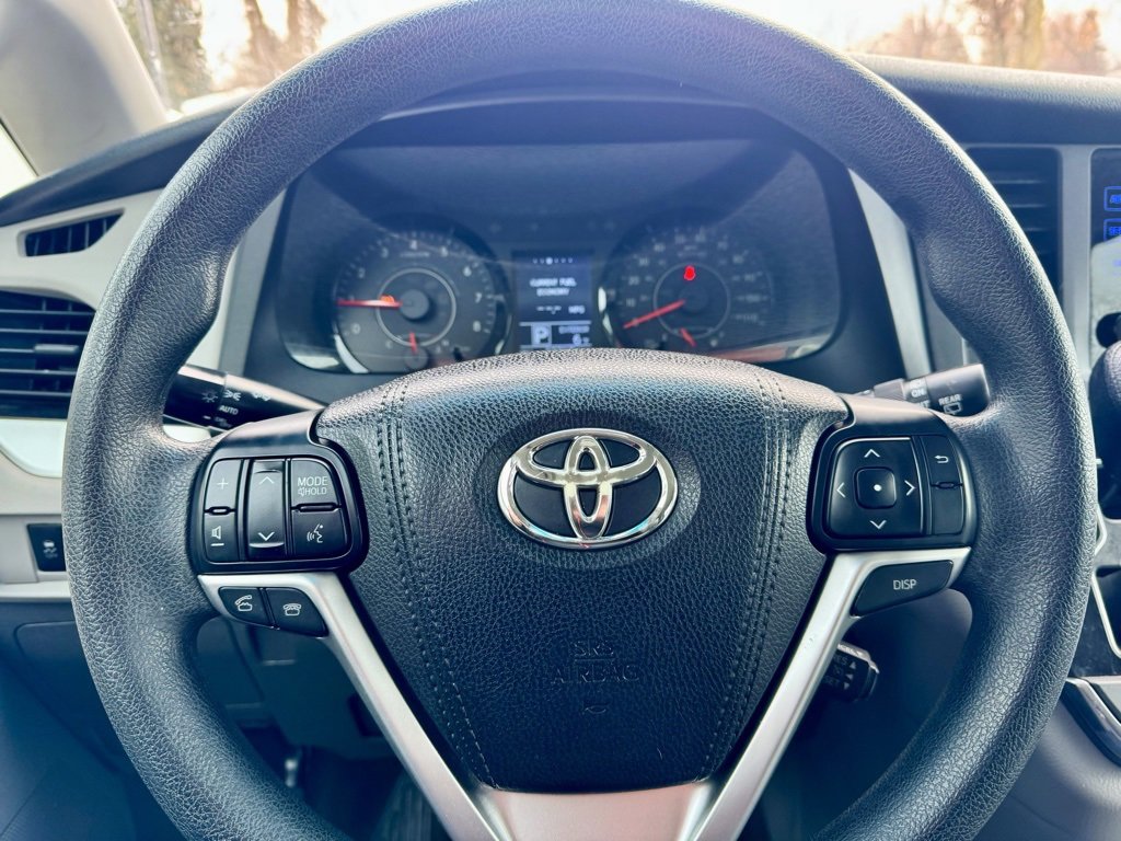 Used 2017 Toyota Sienna L image 24