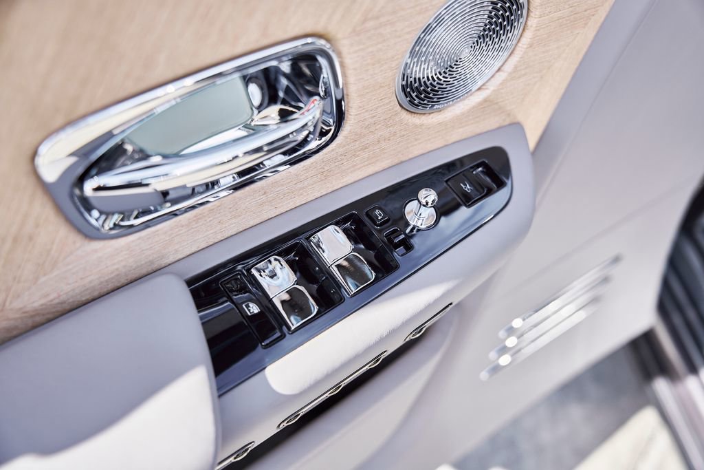 Used 2025 Rolls-Royce Phantom Sedan RWD image 37