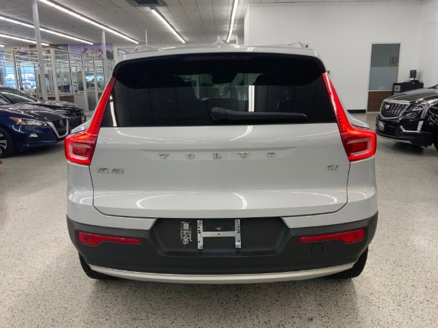 Used 2022 Volvo XC40 T4 Momentum image 5