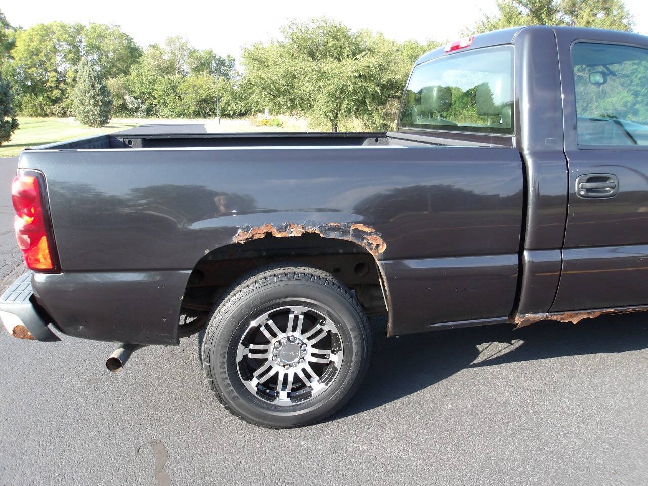 Used 2005 Chevrolet Silverado 1500 W/T RWD image 29