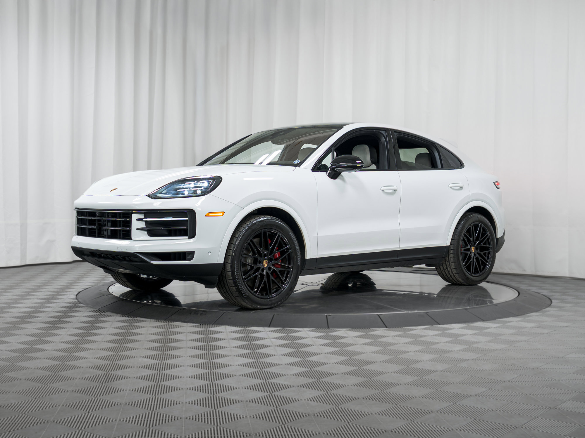Used 2025 Porsche Cayenne S image 28