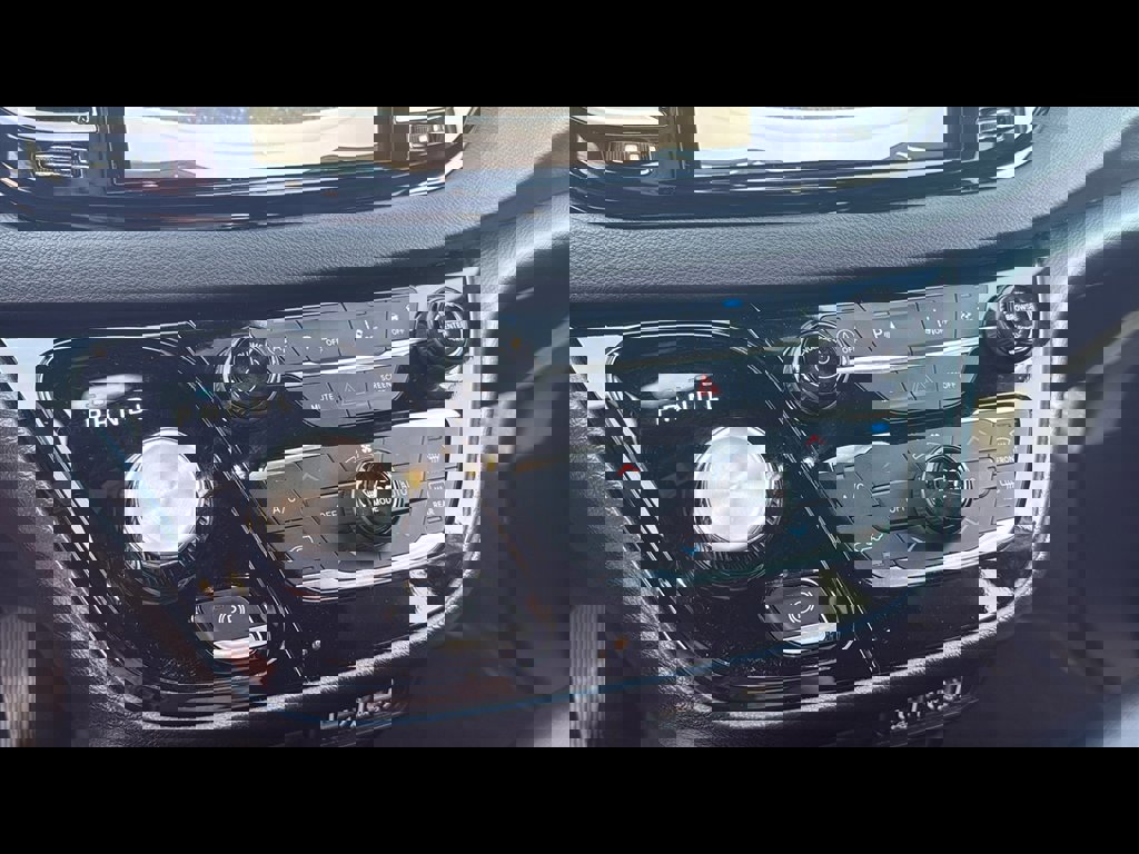 Used 2025 Chrysler Pacifica Select image 19