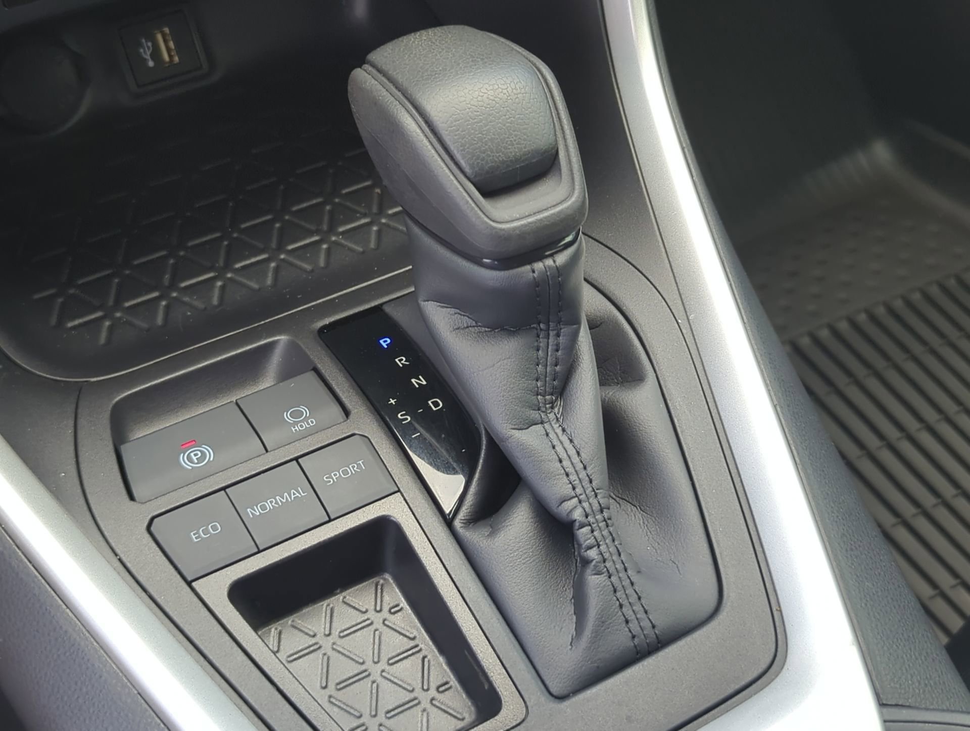 Used 2025 Toyota RAV4 XLE w/ Convenience Package FWD image 62