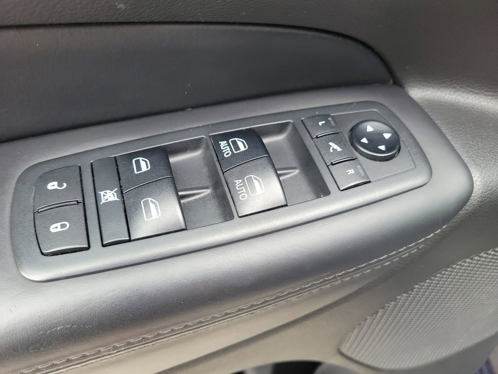 Used 2018 Jeep Grand Cherokee Overland AWD/4WD image 19