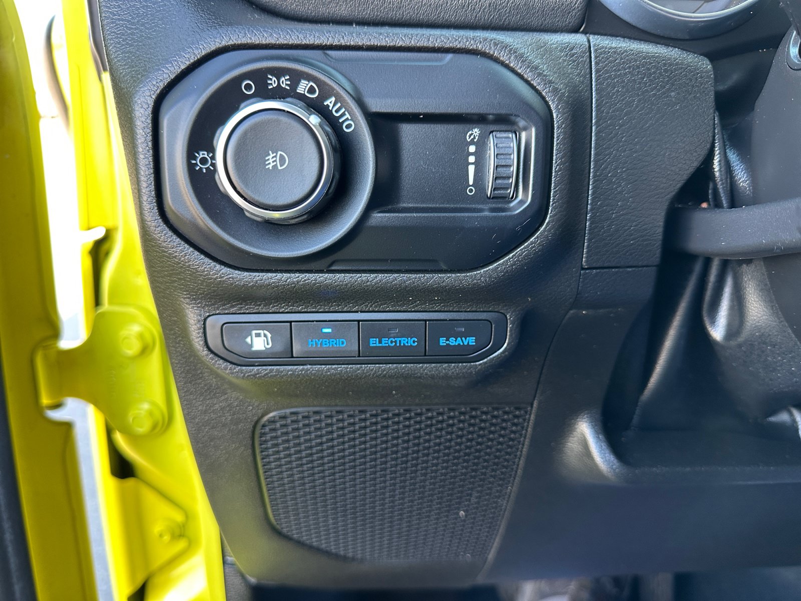 Used 2023 Jeep Wrangler Unlimited Sahara w/ Cold Weather Group AWD/4WD image 25