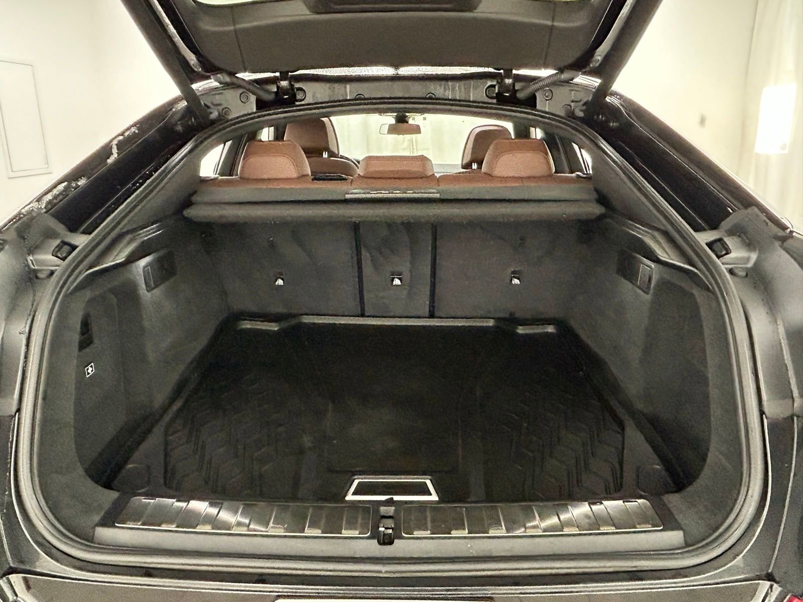 Used 2022 BMW X6 xDrive40i w/ Executive Package image 39