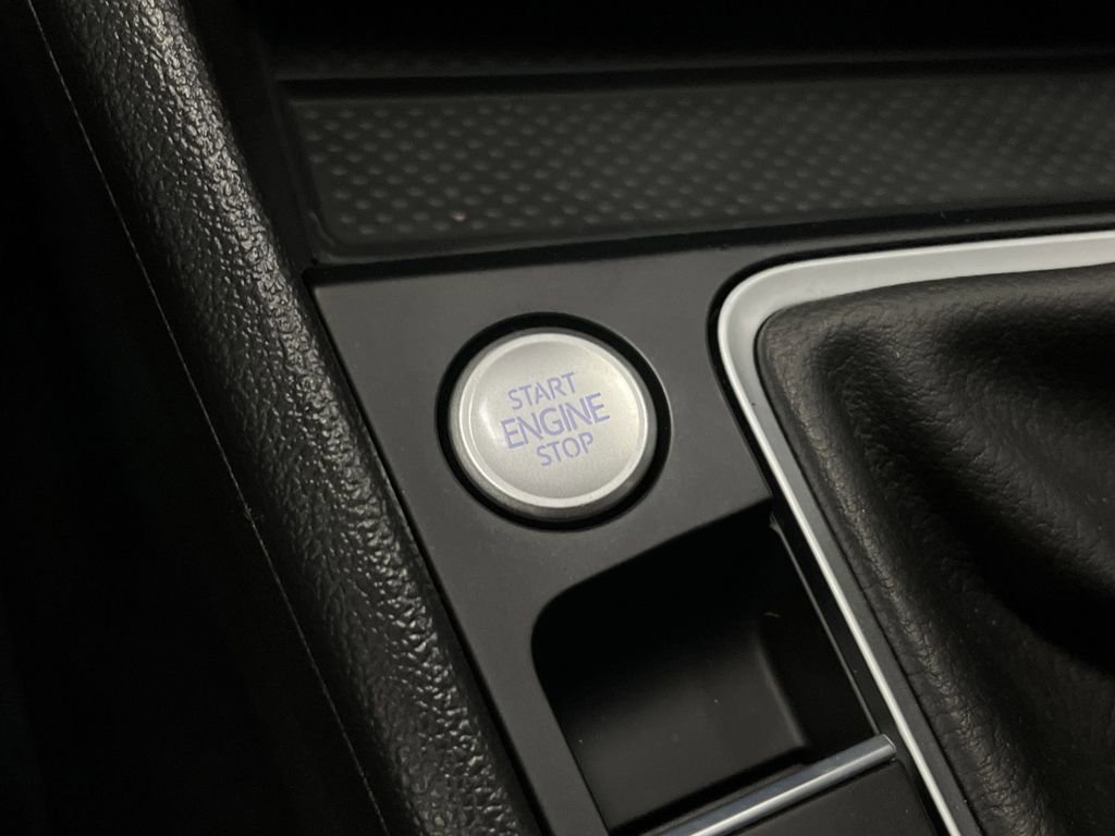 Used 2025 Volkswagen Jetta SE w/ Sunroof Package image 22