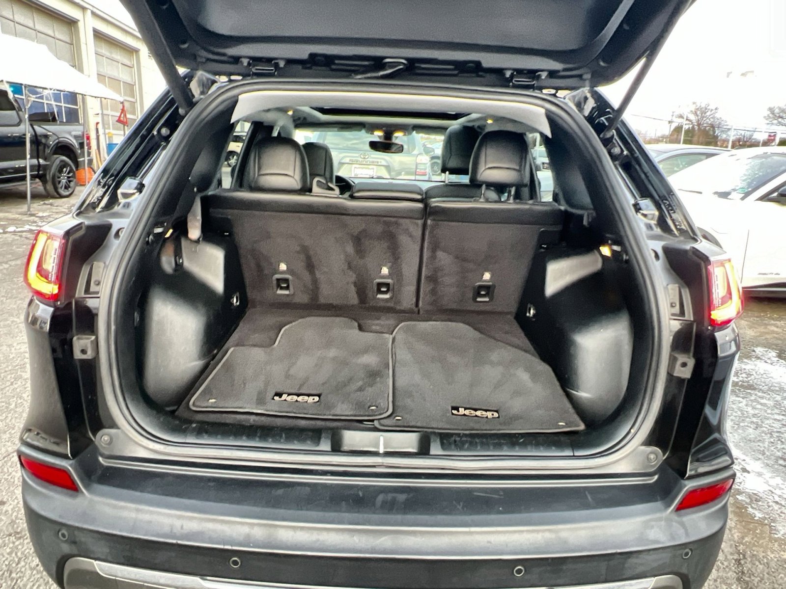 Used 2019 Jeep Cherokee Limited image 25