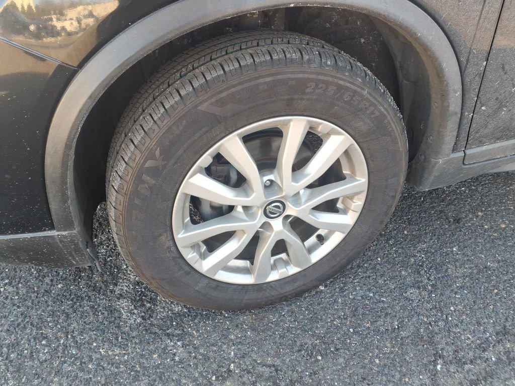 Used 2018 Nissan Rogue SV image 4