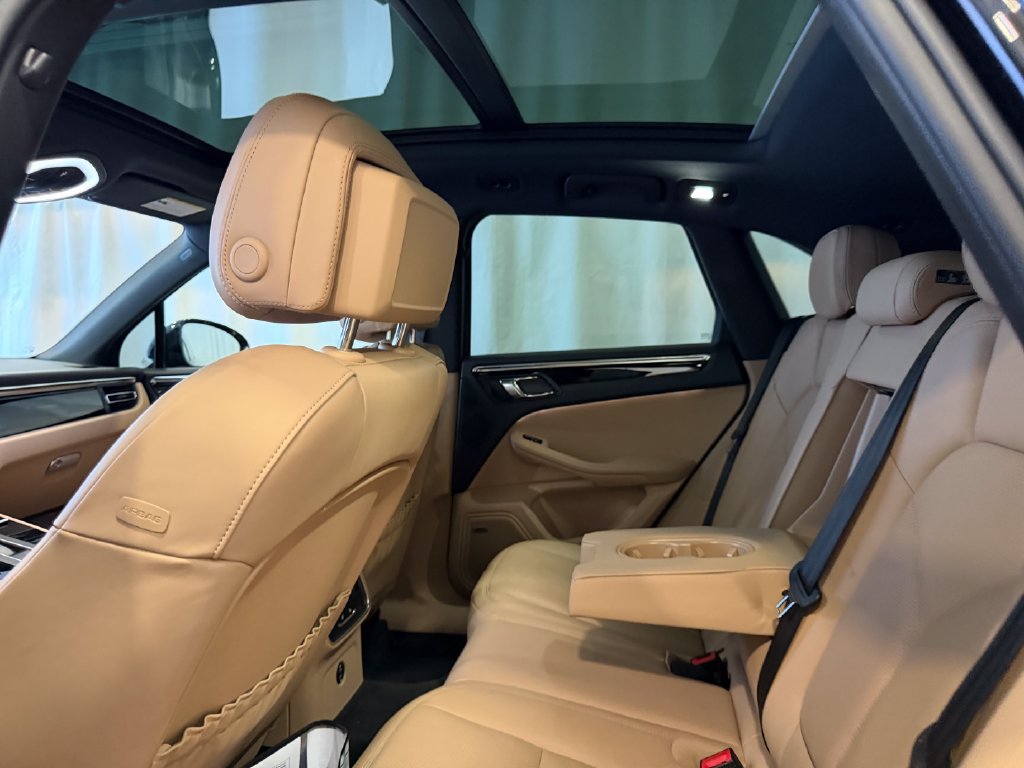 Certified 2024 Porsche Macan AWD/4WD image 25
