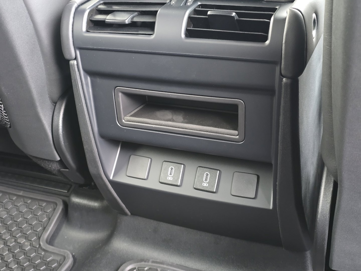 New 2026 Land Rover Defender 110 X-Dynamic SE image 33