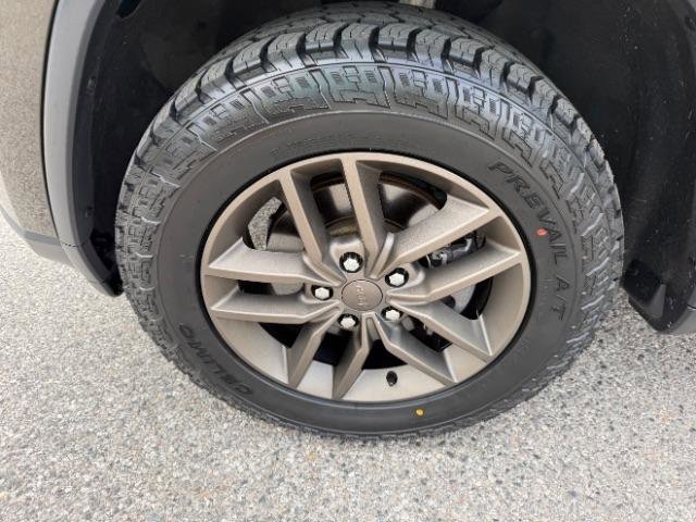 Used 2017 Jeep Grand Cherokee Laredo AWD/4WD image 10