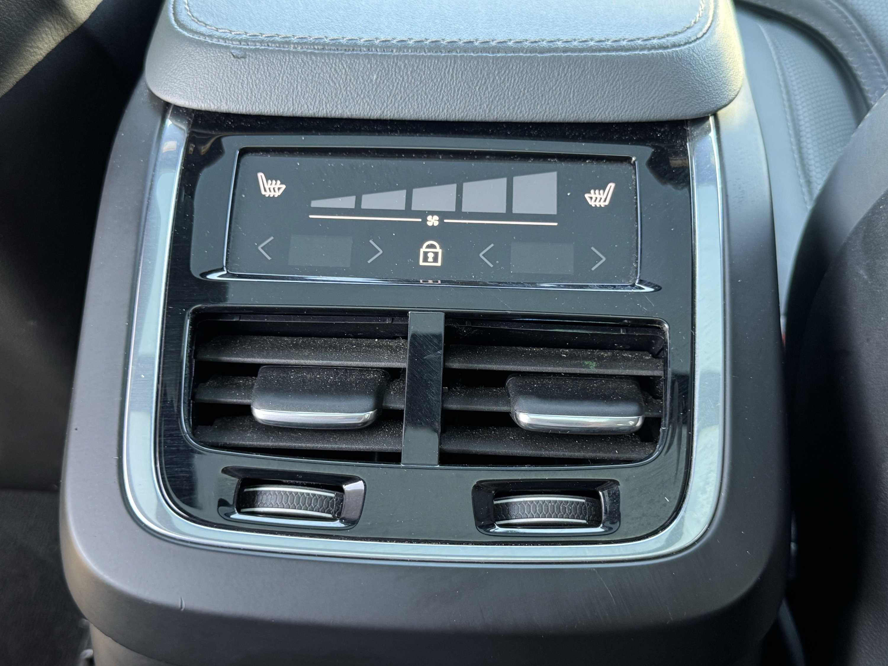 Used 2024 Volvo XC90 T8 Ultimate w/ Lounge Package image 38