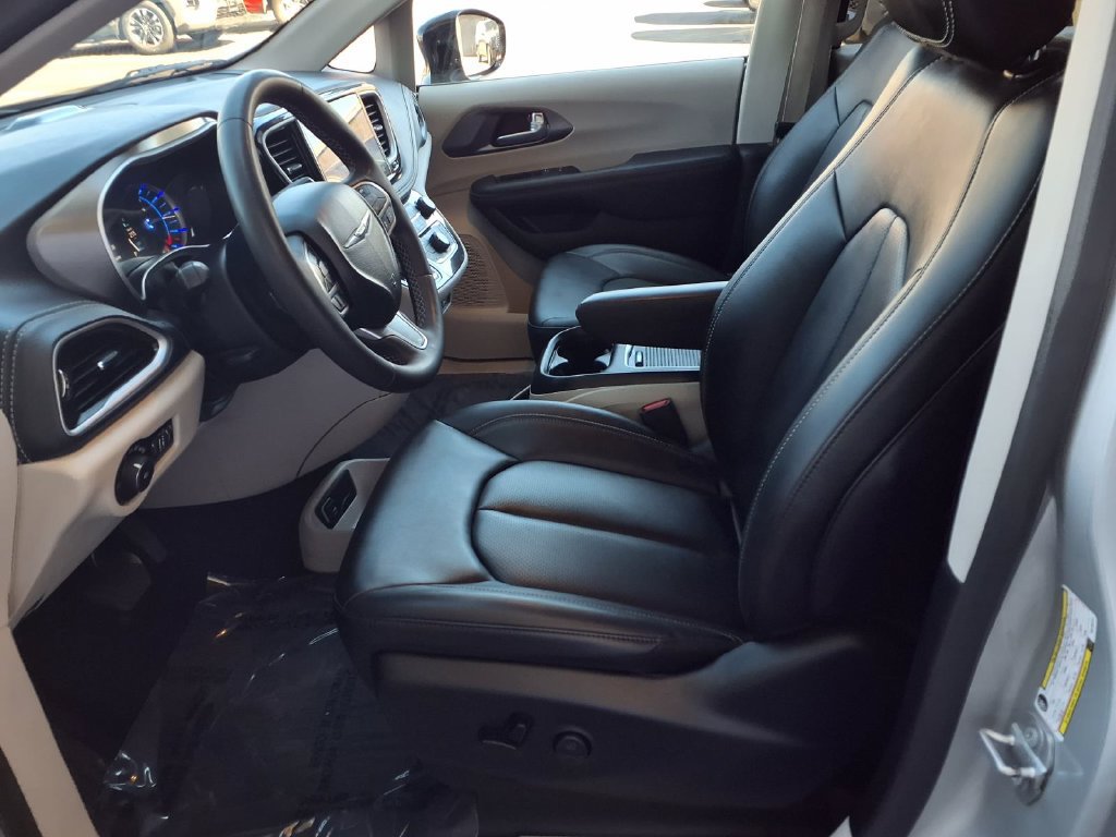 Used 2024 Chrysler Pacifica Limited FWD image 16