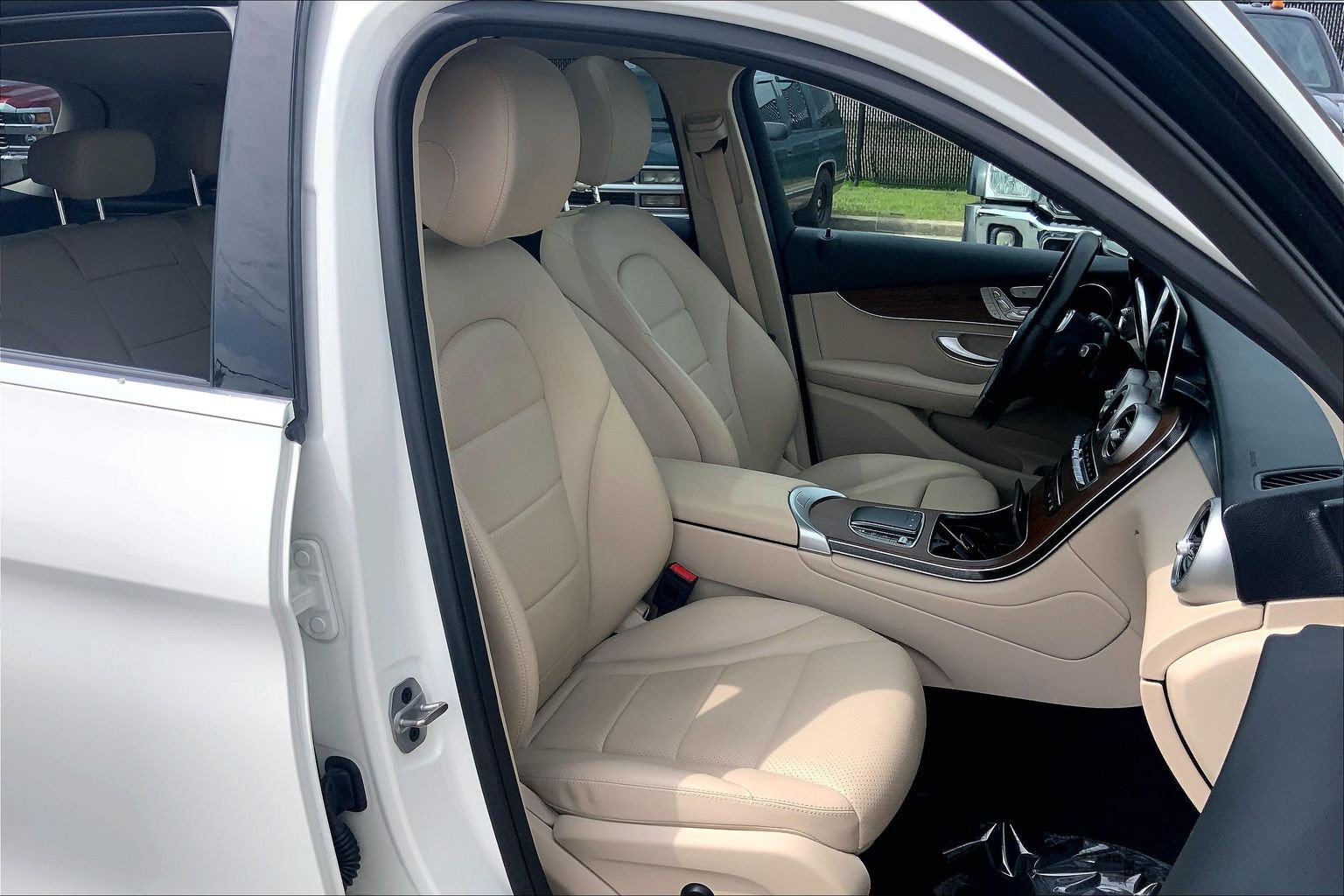 Used 2022 Mercedes-Benz GLC 300 4MATIC w/ Premium Package Lite image 9