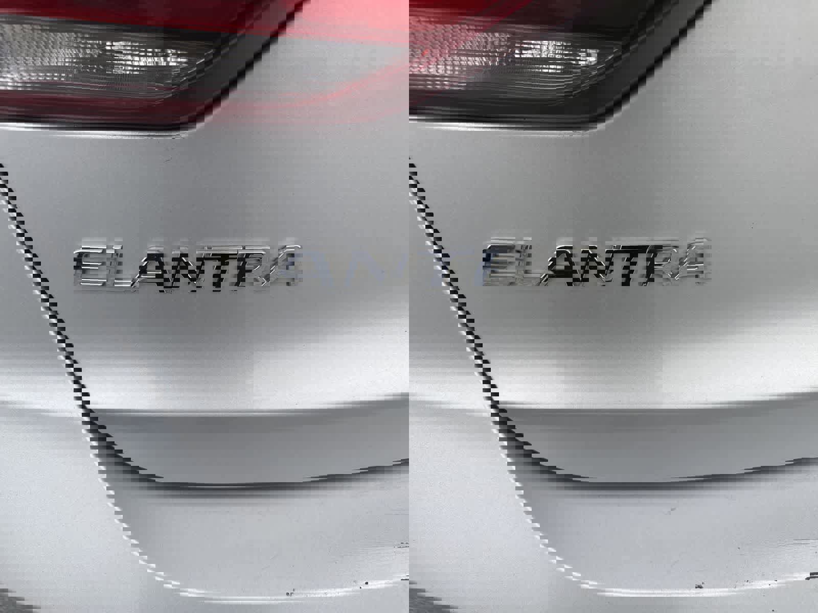 Used 2017 Hyundai Elantra SE image 14