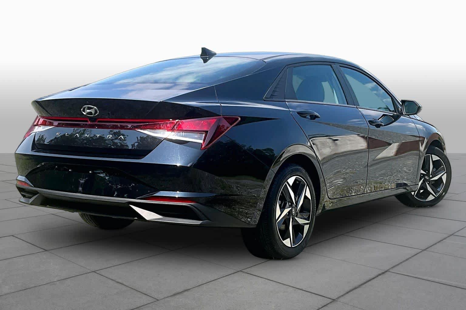 Used 2023 Hyundai Elantra SEL w/ Convenience Package FWD image 13