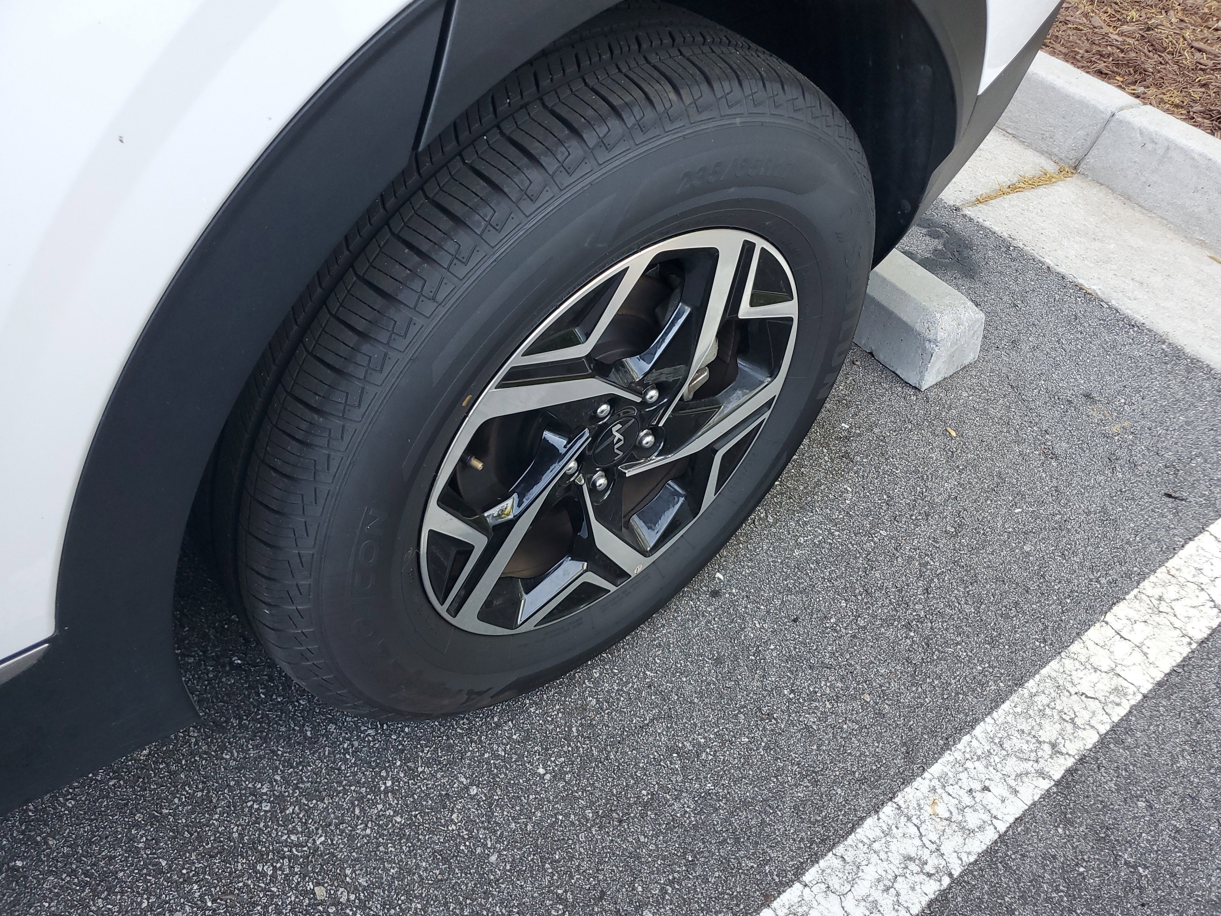 Used 2025 Kia Sportage LX image 7