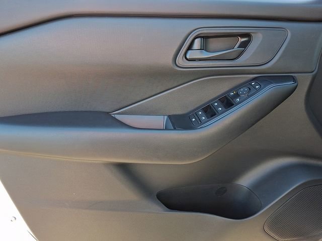 Used 2024 Nissan Rogue S image 12