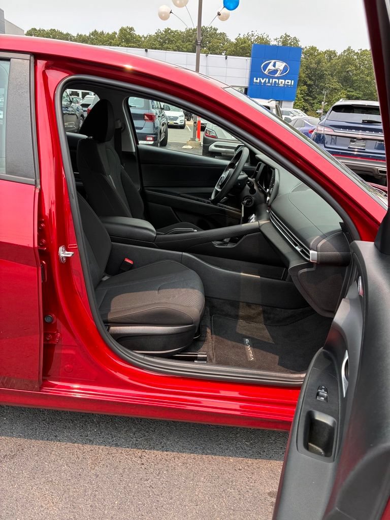 Used 2023 Hyundai Elantra SE FWD image 17