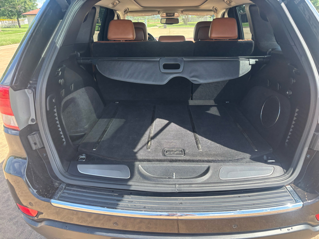 Used 2011 Jeep Grand Cherokee Overland Summit image 37