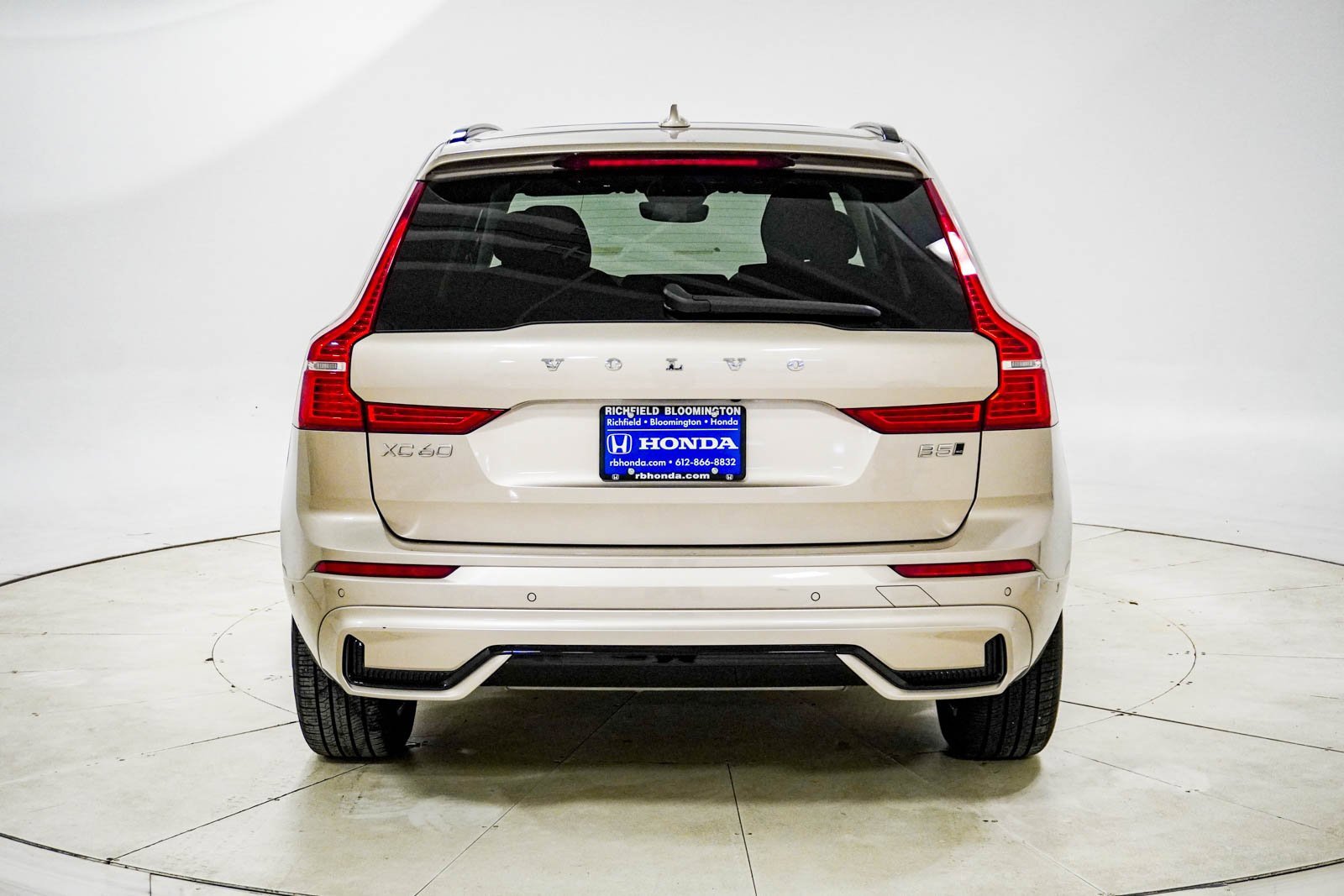 Used 2025 Volvo XC60 B5 Plus image 6