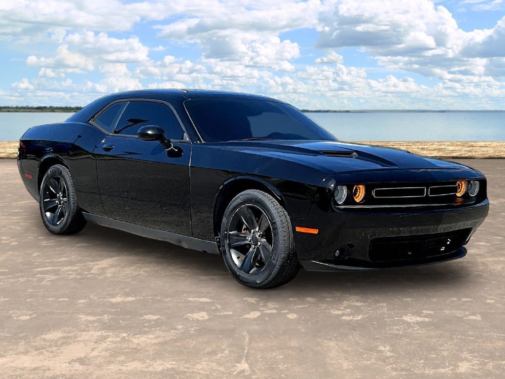Used 2019 Dodge Challenger SXT RWD image 3