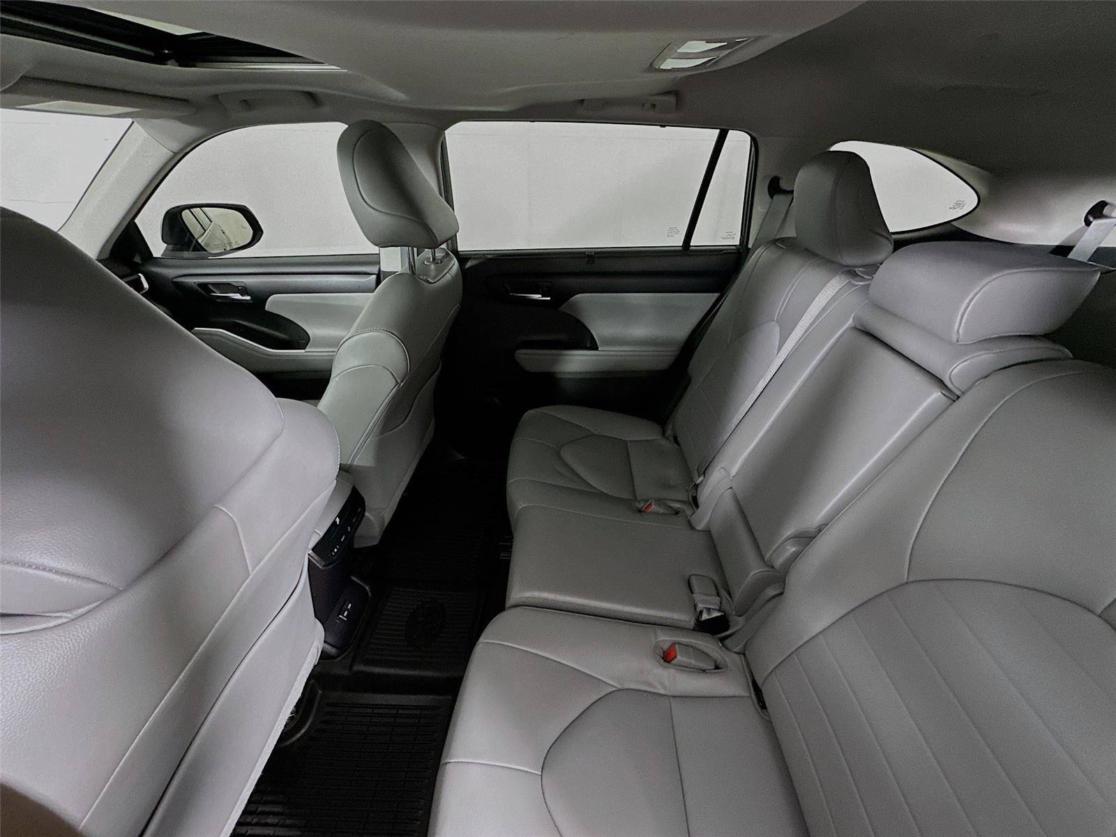 Used 2022 Toyota Highlander XLE AWD/4WD image 11