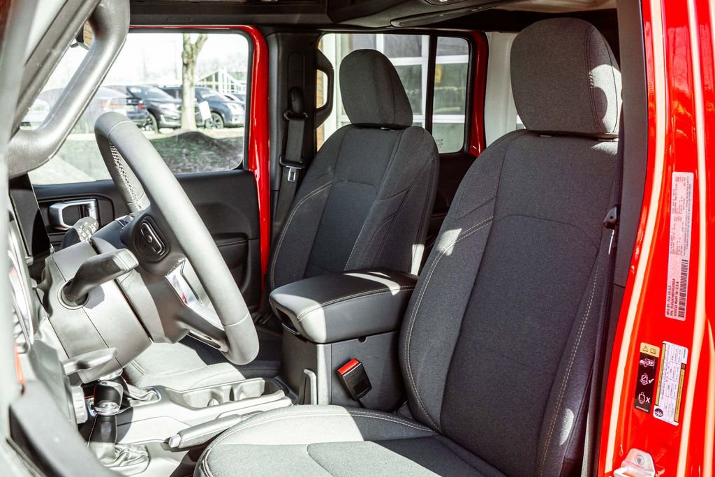 Used 2025 Jeep Wrangler Unlimited Sahara image 7
