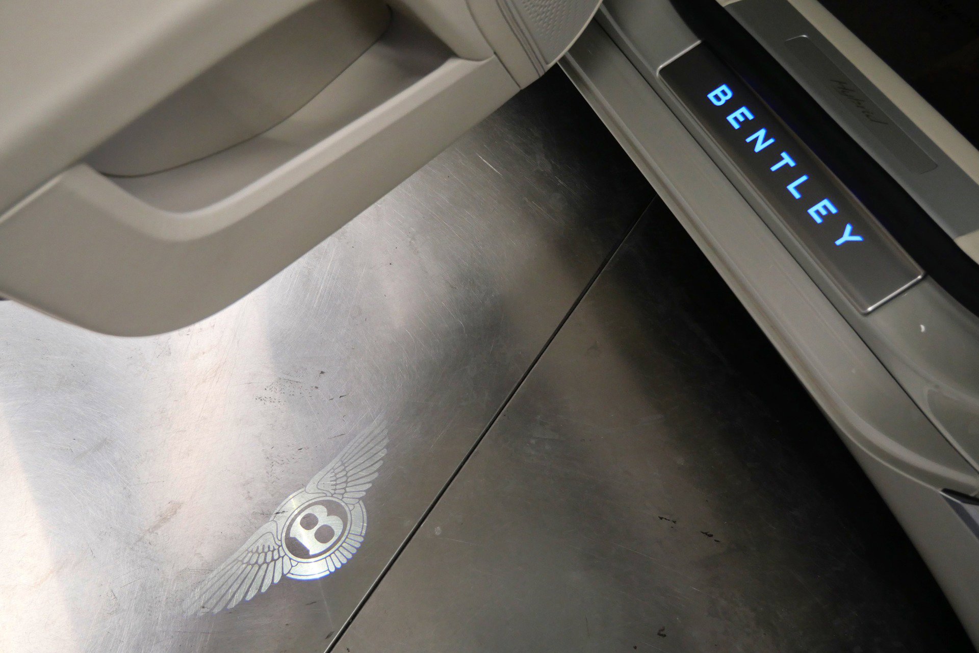 Used 2022 Bentley Flying Spur Plug-In Hybrid image 30