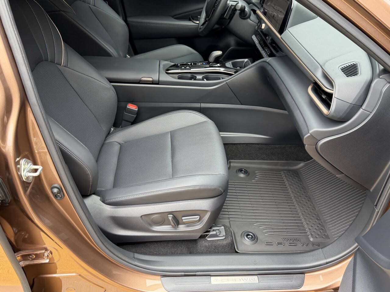 Used 2025 Toyota Crown Signia AWD/4WD image 19