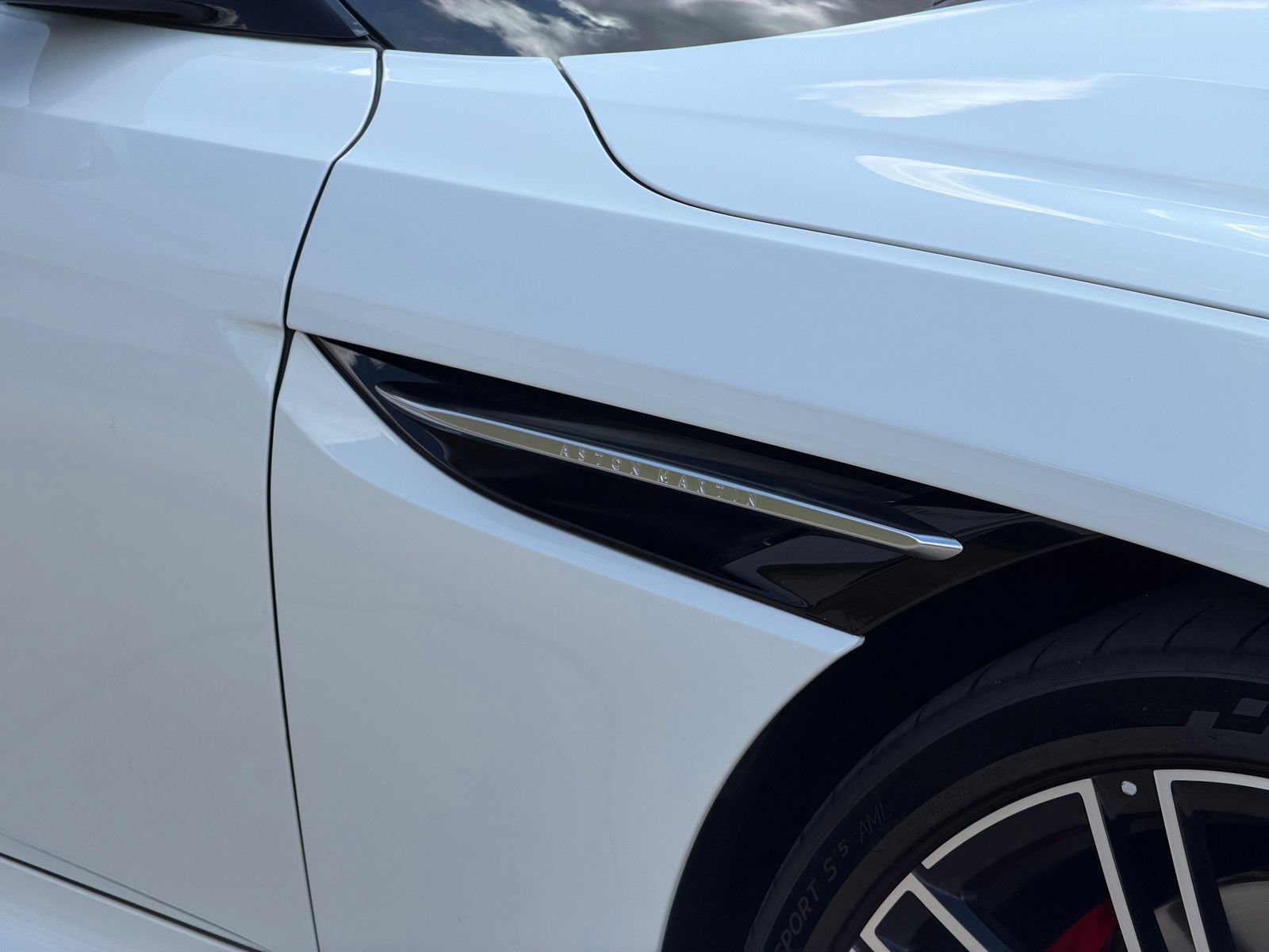 Used 2025 Aston Martin DB12 Convertible RWD image 23