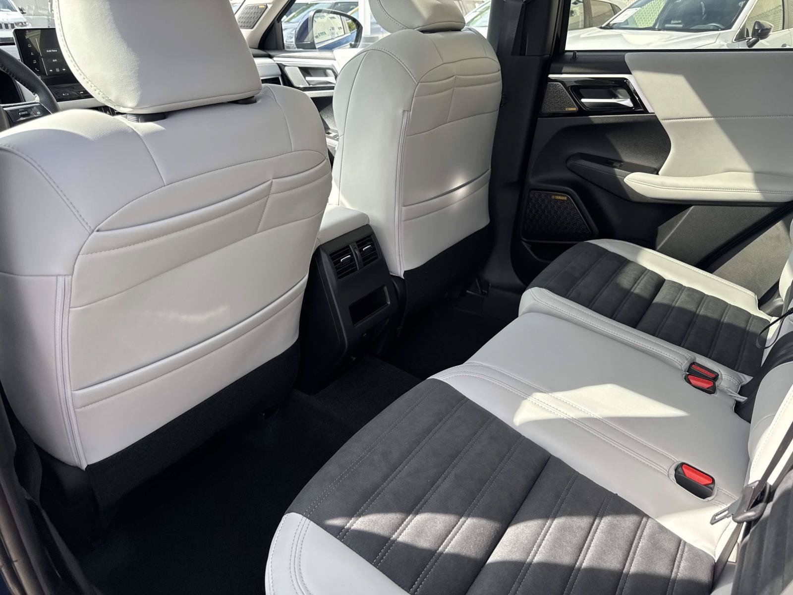 New 2026 Mitsubishi Outlander SE FWD image 11