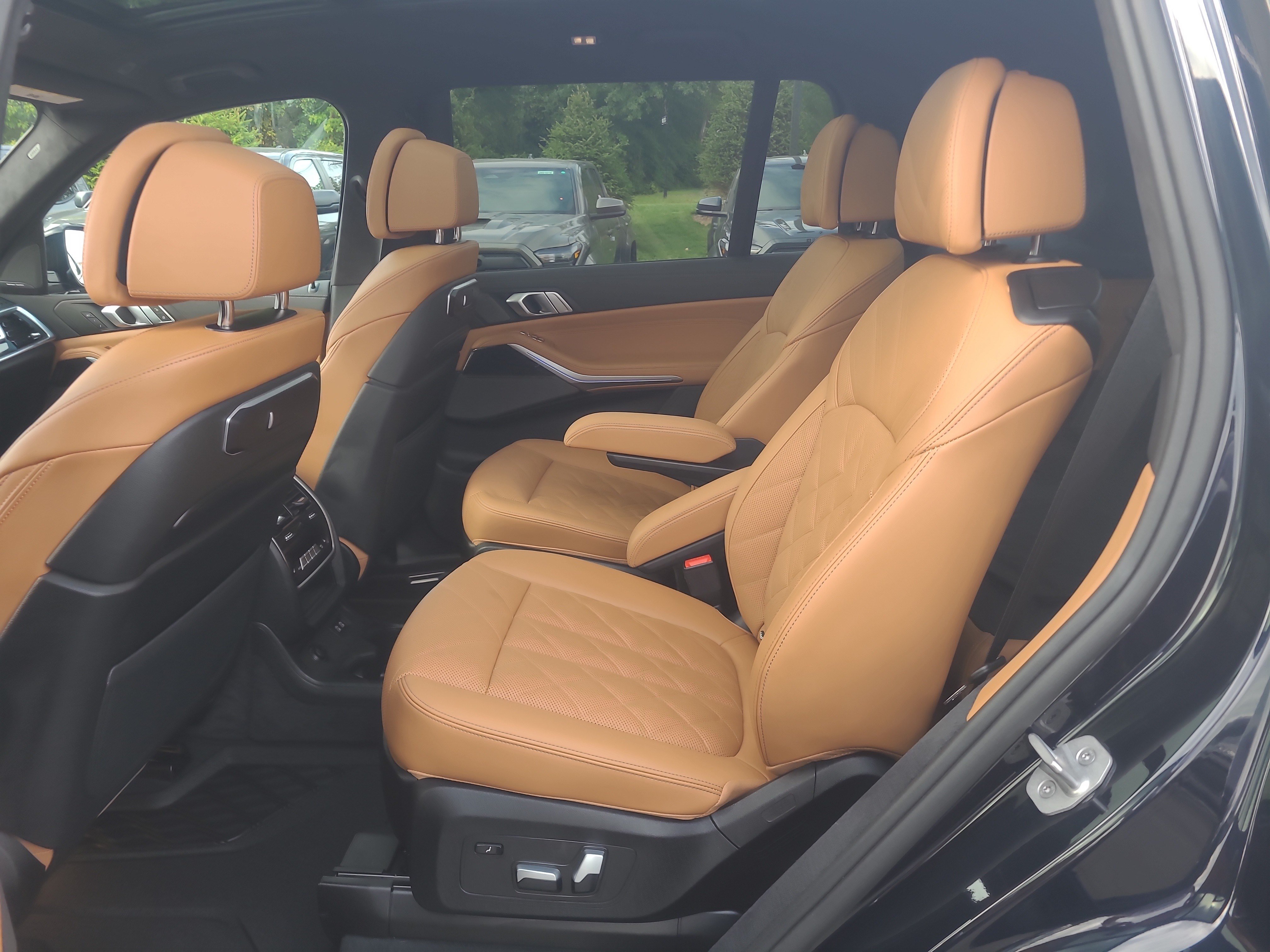 Used 2025 BMW X7 xDrive40i w/ M Sport Package AWD/4WD image 29