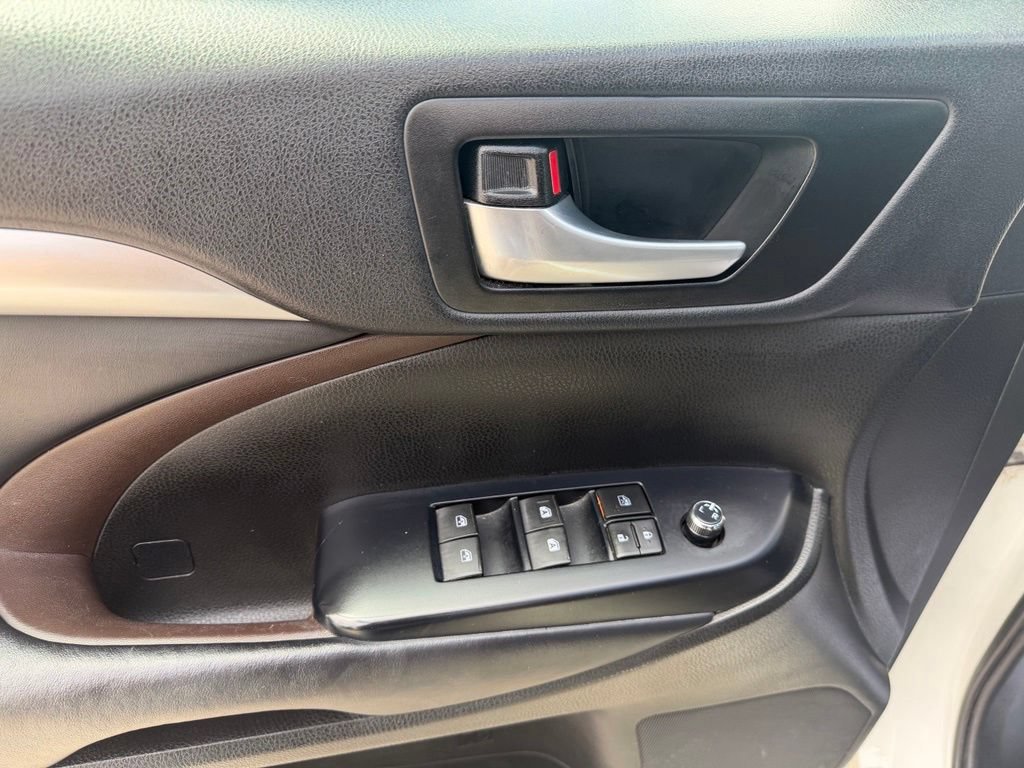 Used 2018 Toyota Highlander XLE AWD/4WD image 10