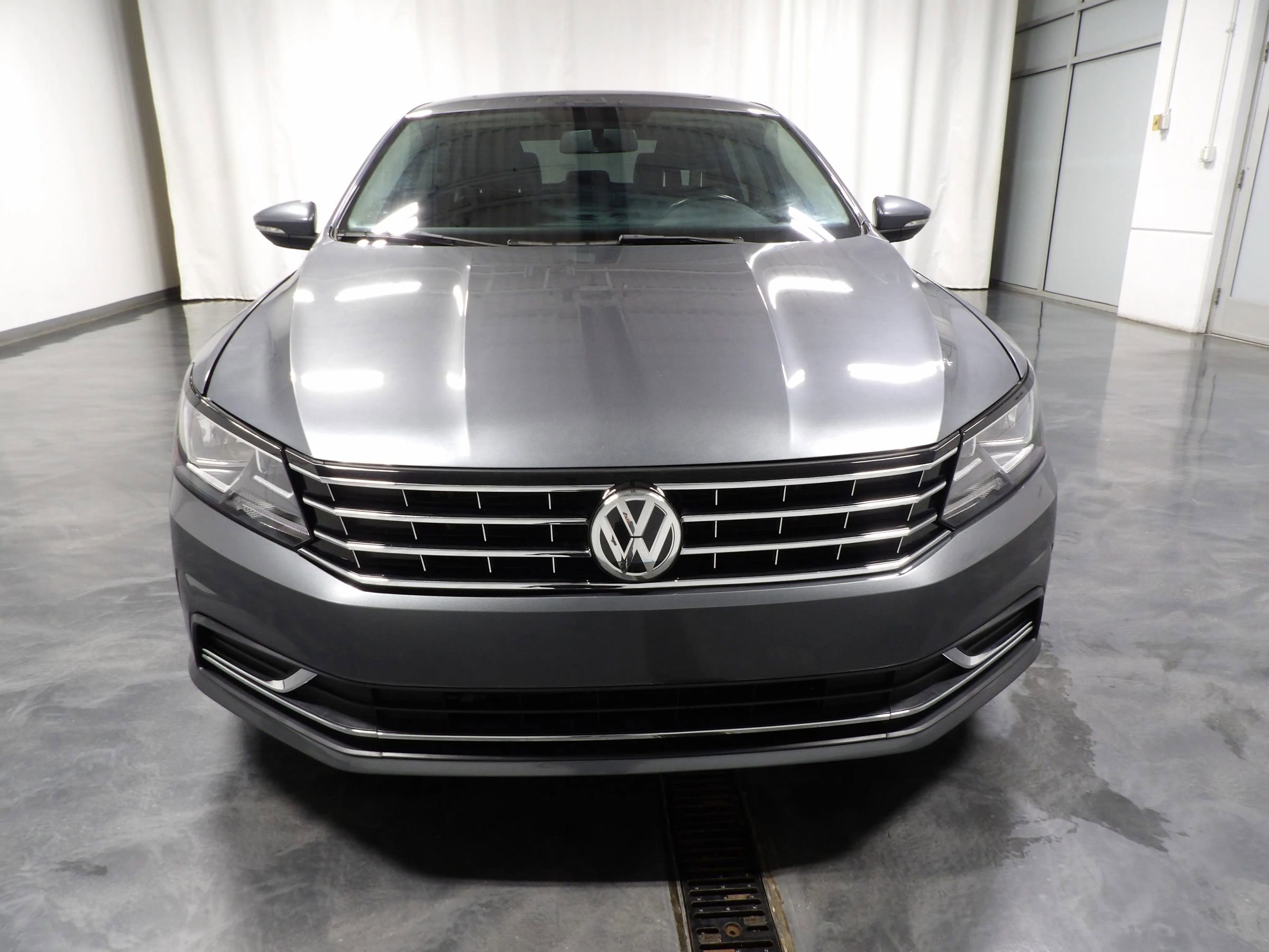 Used 2018 Volkswagen Passat 2.0T SE FWD image 2