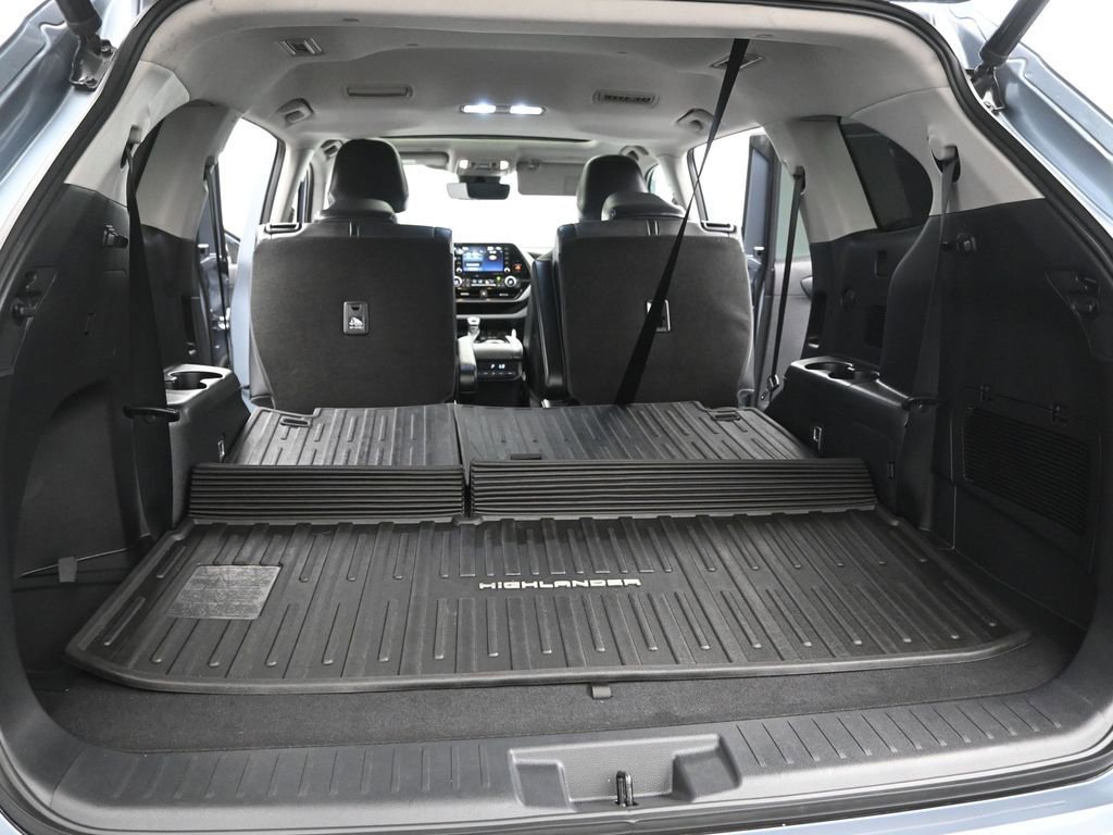 Used 2021 Toyota Highlander XLE image 24