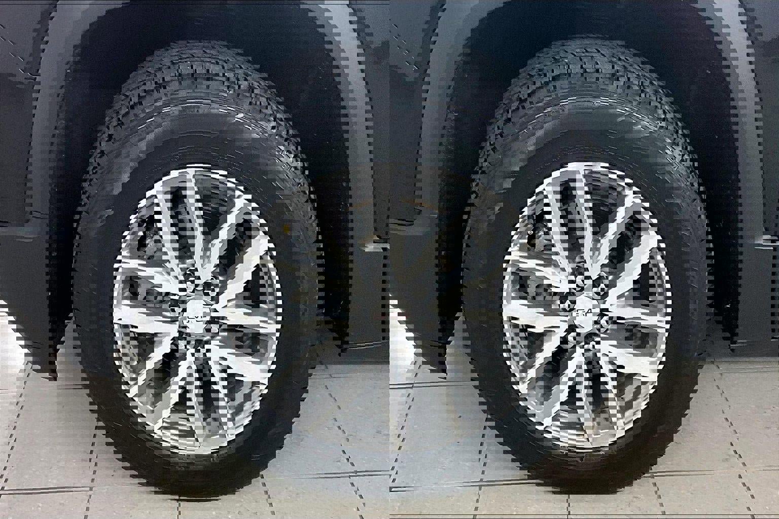 Used 2017 GMC Acadia SLE image 35