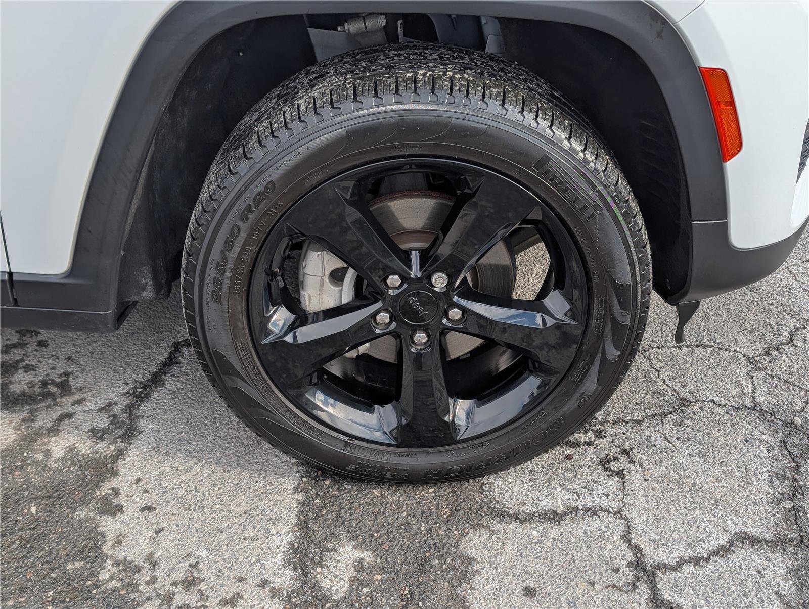 Used 2023 Jeep Grand Cherokee Limited w/ Black Appearance Package image 9