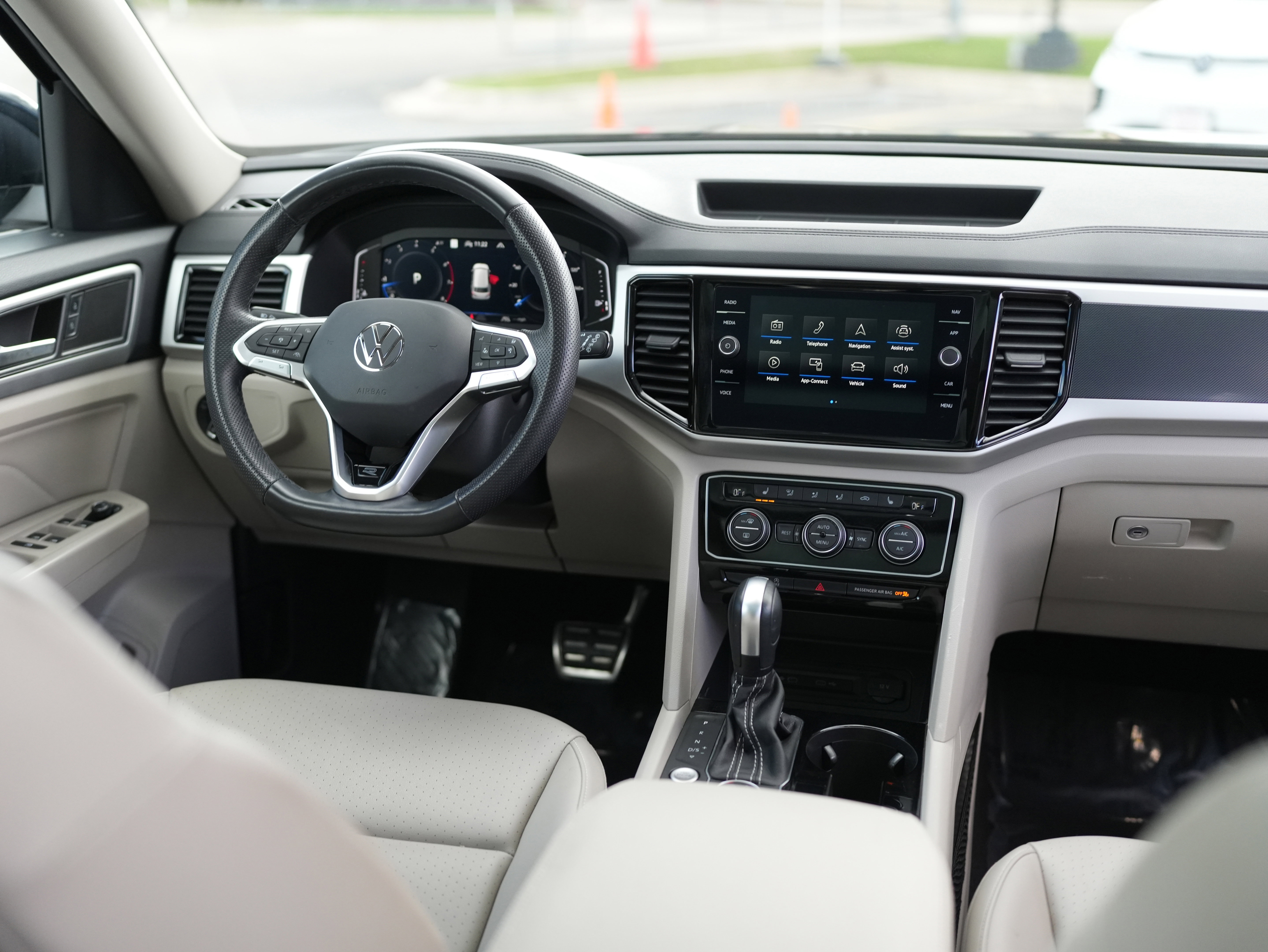 Certified 2023 Volkswagen Atlas SEL R-Line image 28