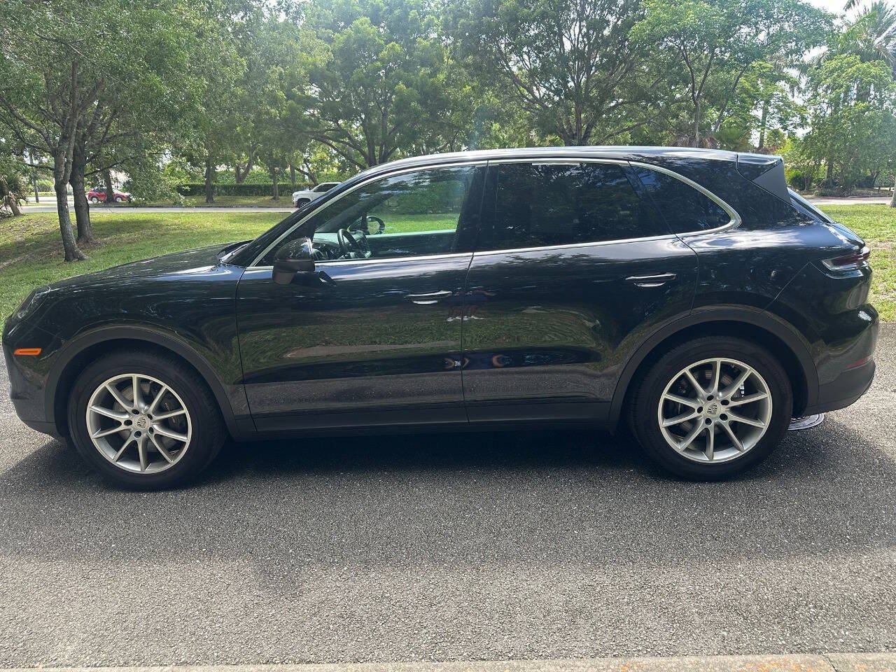 Used 2024 Porsche Cayenne AWD/4WD image 4