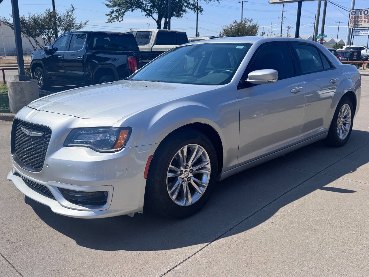Used 2019 Chrysler 300 Touring w/ Quick Order Package 2EF RWD image 1