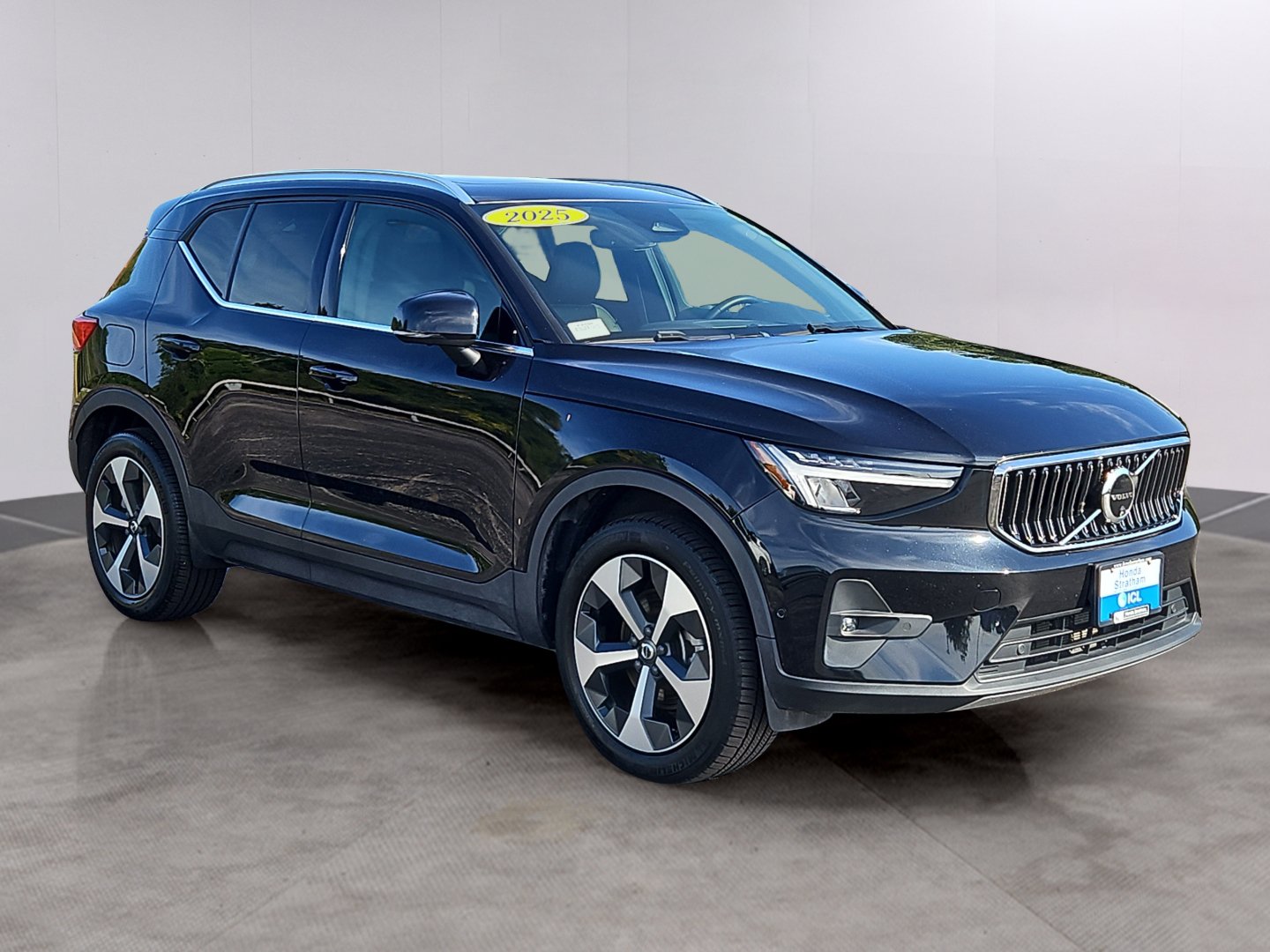 Used 2025 Volvo XC40 B5 Plus AWD/4WD image 29