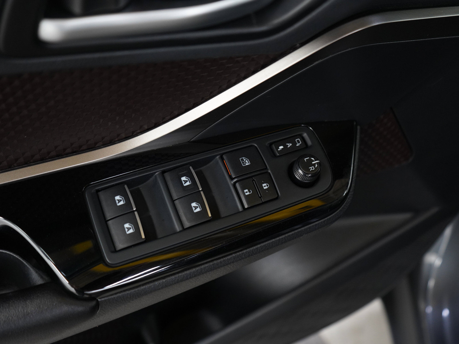 Used 2019 Toyota C-HR Limited FWD image 19