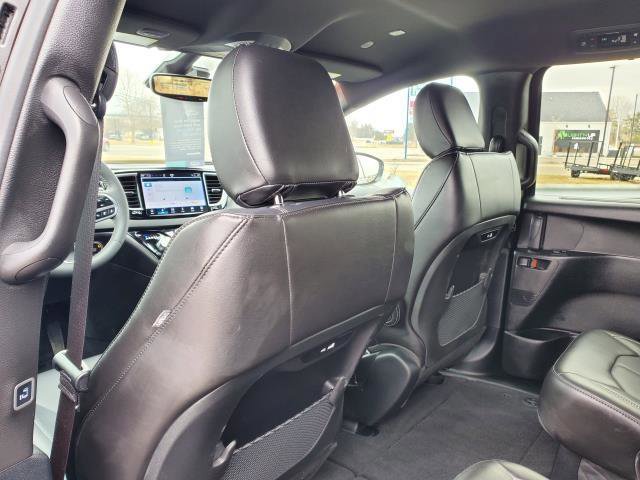 Used 2025 Chrysler Pacifica Select image 25